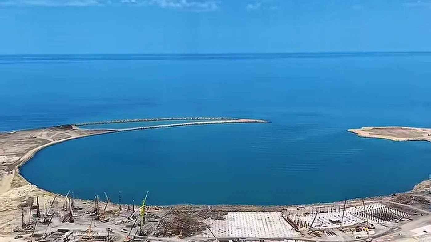 Залив Halfmoon и стройплощадки на его южном берегу