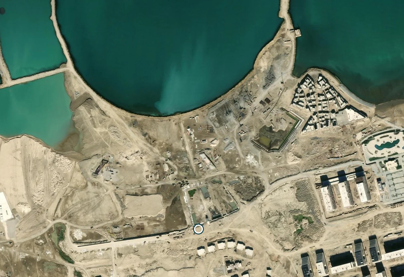 Залив внутри Halfmoon и участки к югу. Кольцо — метка Sabah Towers в Google Maps