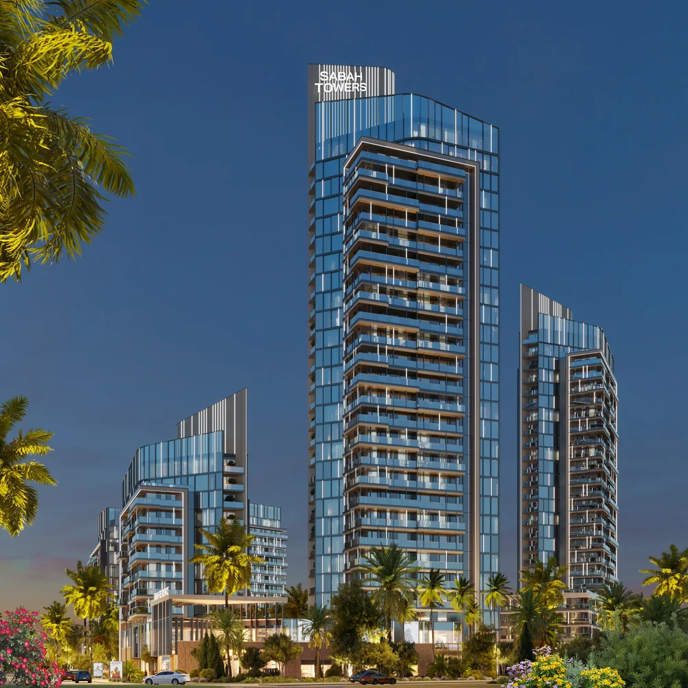 Ночная башня с вывеской SABAH TOWERS на крыше